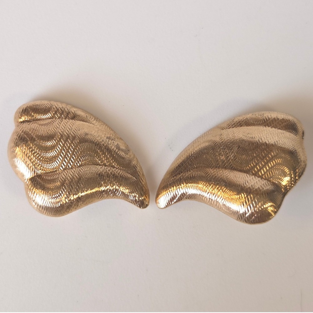 Vintage Unsigned‎ Gold Tone Textured Wing Shaped Clip On Earrings Statement